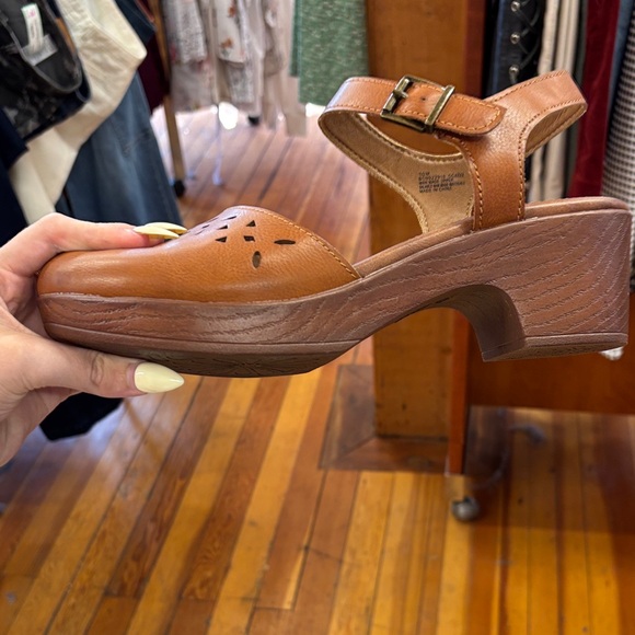 Boc Brown Leather Women's Shoes - Picture 2 of 5